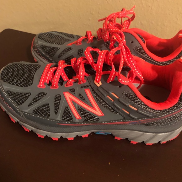 New Balance WT610GP4 Trail Shoes All Terrain Running Grey Coral Womens Size 8 B - Picture 4 of 8